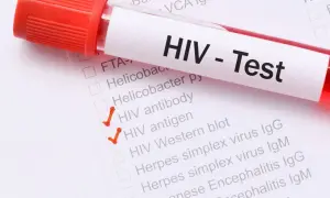 Próbówka z krwią do testu HIV. Zaznaczone "HIV antibody" i "HIV antigen". Wczesne wykrycie objawów HIV jest kluczowe.