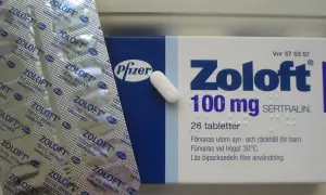 Opakowanie leku Zoloft 100 mg z sertraliną i pojedyncza tabletka.