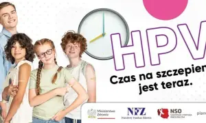 Grupa młodych ludzi z plastrami po szczepieniu, zegar i napis HPV.
