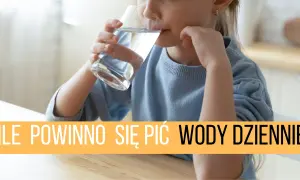 Dziecko pije wodę. Dowiedz się, ile wody dziennie powinno się pić, by zachować zdrowie.