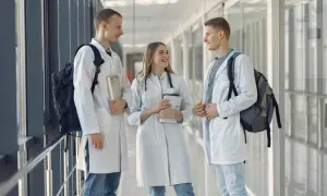 Ile trwają studia medyczne w USA? Zaskakujące fakty o czasie nauki