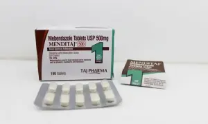 Opakowanie i blistry tabletek Mebendazolu USP 500mg na białym tle.