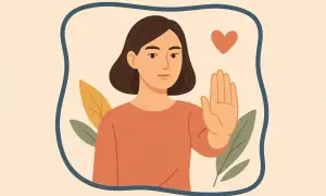 Dziewczyna z dłonią uniesioną w geście "stop" i sercem nad głową. To symbol tego, czym jest empatia: zrozumienie i szacunek dla innych.