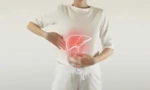 Kobieta trzyma się za brzuch, gdzie widoczny jest zarys wątroby z czerwonym podświetleniem, sugerującym zapalenie wątroby.