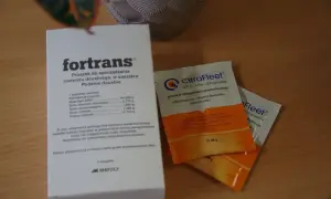 Opakowanie leku CitraFleet, proszku do sporządzania roztworu doustnego, obok ForTrans. Cena CitraFleet jest konkurencyjna.