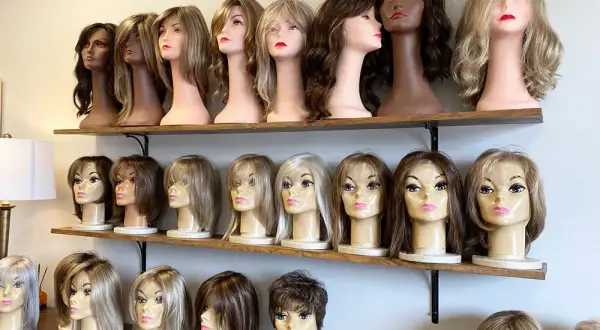 Ile kosztuje peruka w sklepie medycznym? Ceny, które musisz znać