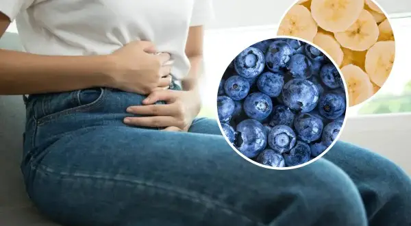 Osoba z bólem brzucha, sugerującym wodnistą biegunkę, obok borówek i plasterków banana.