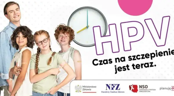 Grupa młodych ludzi z plastrami po szczepieniu, zegar i napis HPV.