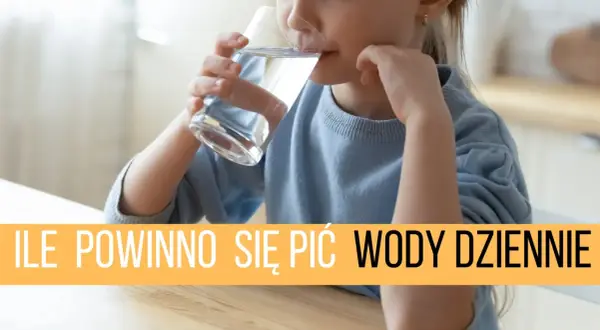 Dziecko pije wodę. Dowiedz się, ile wody dziennie powinno się pić, by zachować zdrowie.