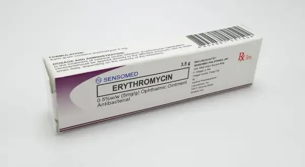 Opakowanie maści do oczu z erytromycyną 0.5% w/w, antybakteryjnej, 3.5g.