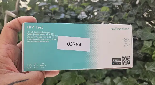 Pudełko testu HIV, który pomaga odpowiedzieć na pytanie "co to HIV?". Szybki test krwi z dokładnością 99%.