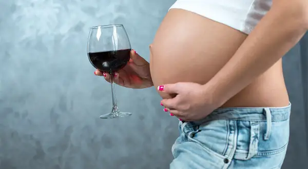 Czy po alkoholu można zajść w ciążę? Sprawdź, co musisz wiedzieć