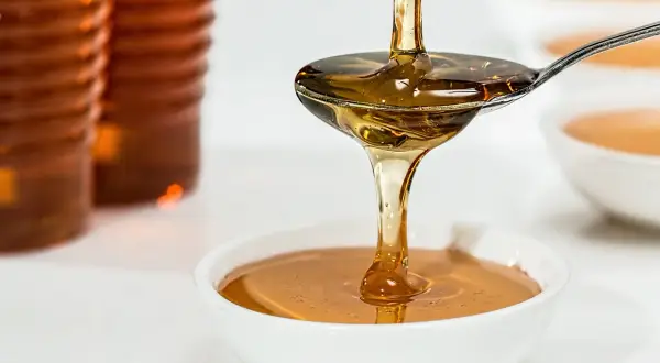 Czy miód manuka może uczulać? Sprawdź ryzyko alergii i objawy