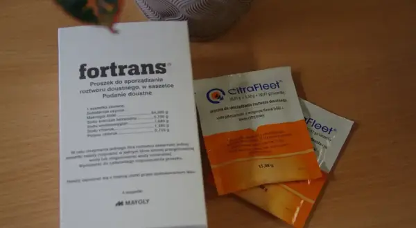Opakowanie leku CitraFleet, proszku do sporządzania roztworu doustnego, obok ForTrans. Cena CitraFleet jest konkurencyjna.
