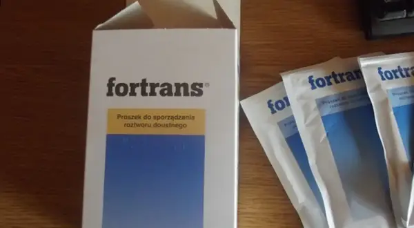 Opakowanie leku Fortrans i saszetki z proszkiem. Jak pić Fortrans? Instrukcja jest na opakowaniu.