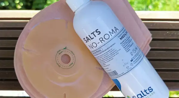 Krople neutralizujące zapach stomijne Salts No-Roma pomagają rozwiązać problem, czy stomia śmierdzi. Zestaw do pielęgnacji stomii.