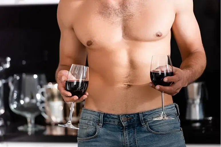 Czy alkohol niszczy mięśnie? Negatywne skutki dla twojego treningu