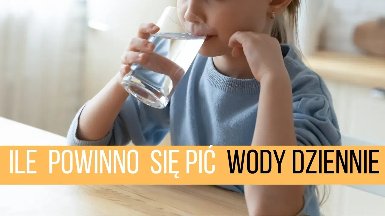 Dziecko pije wodę. Dowiedz się, ile wody dziennie powinno się pić, by zachować zdrowie.