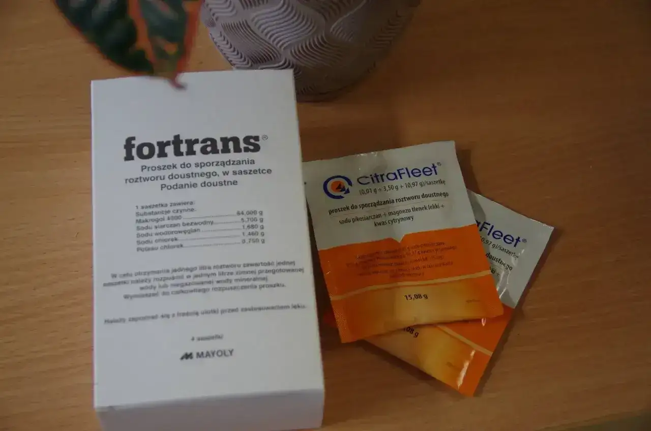 Opakowanie leku CitraFleet, proszku do sporządzania roztworu doustnego, obok ForTrans. Cena CitraFleet jest konkurencyjna.