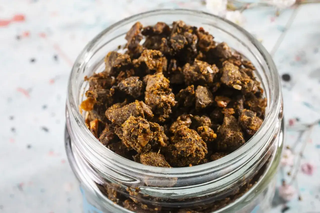 Słoik pełen grudek propolisu. Zastanawiasz się propolis co to? To naturalny produkt pszczeli o wielu właściwościach.