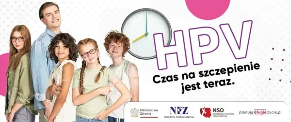Grupa młodych ludzi z plastrami po szczepieniu, zegar i napis HPV.