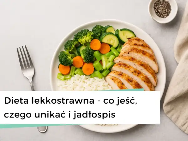 Na talerzu grillowany kurczak, ryż i warzywa. Idealne składniki na dietę lekkostrawną.